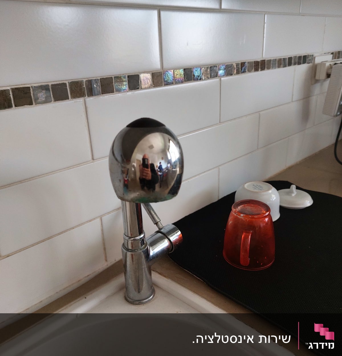 ברז מטבח כסוף עם כיור לבן